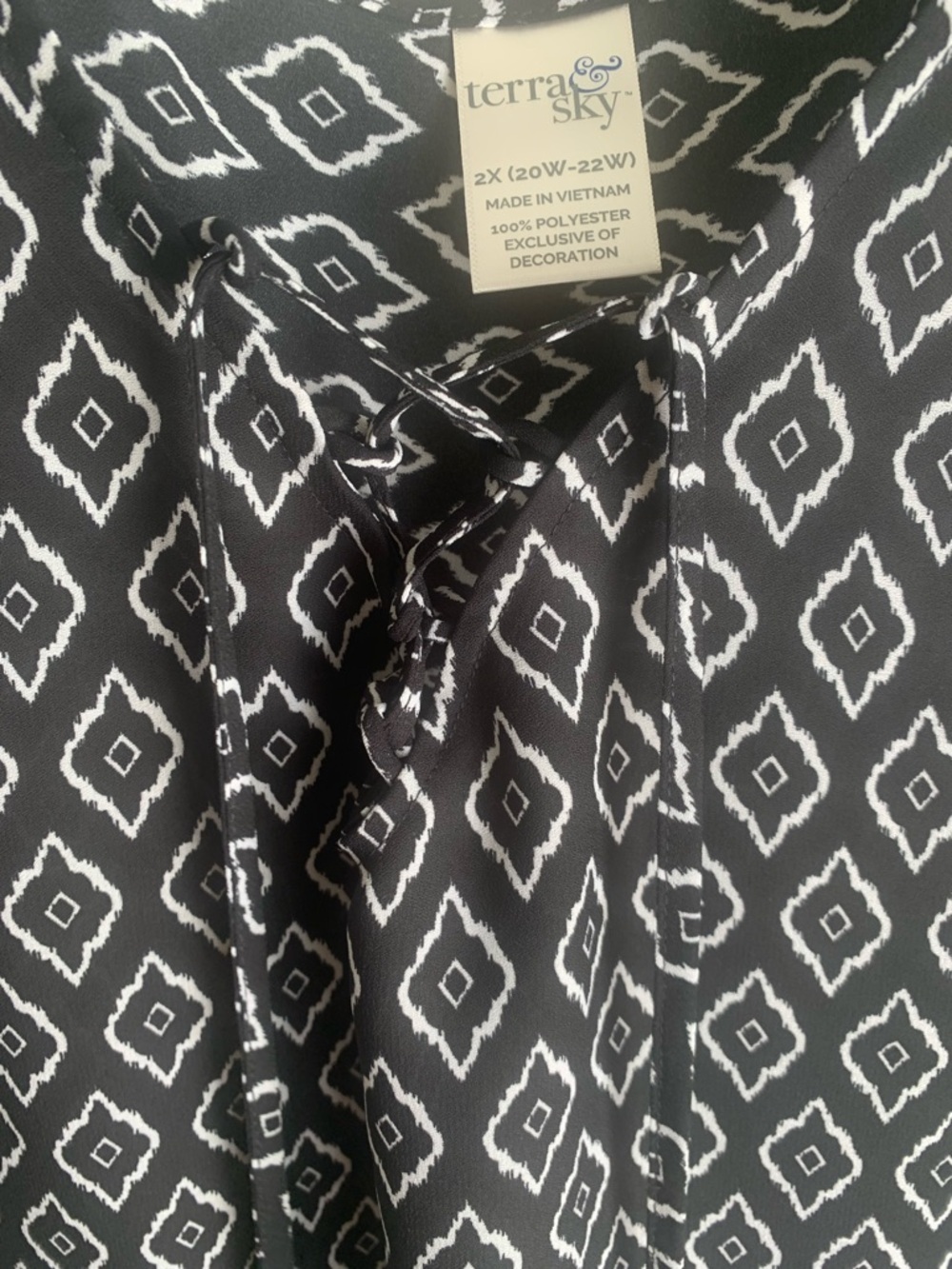 NWT Terra & Sky Plus 2X Black White Geometric Sleeveless Blouse - Picture 4 of 5